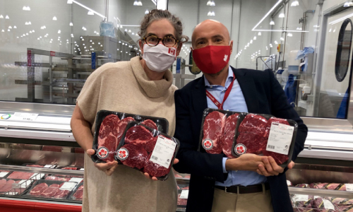 Karen Kennedy, déléguée commerciale principale, et Maximo Hurtado, délégué commercial, en visite chez Costco en Espagne