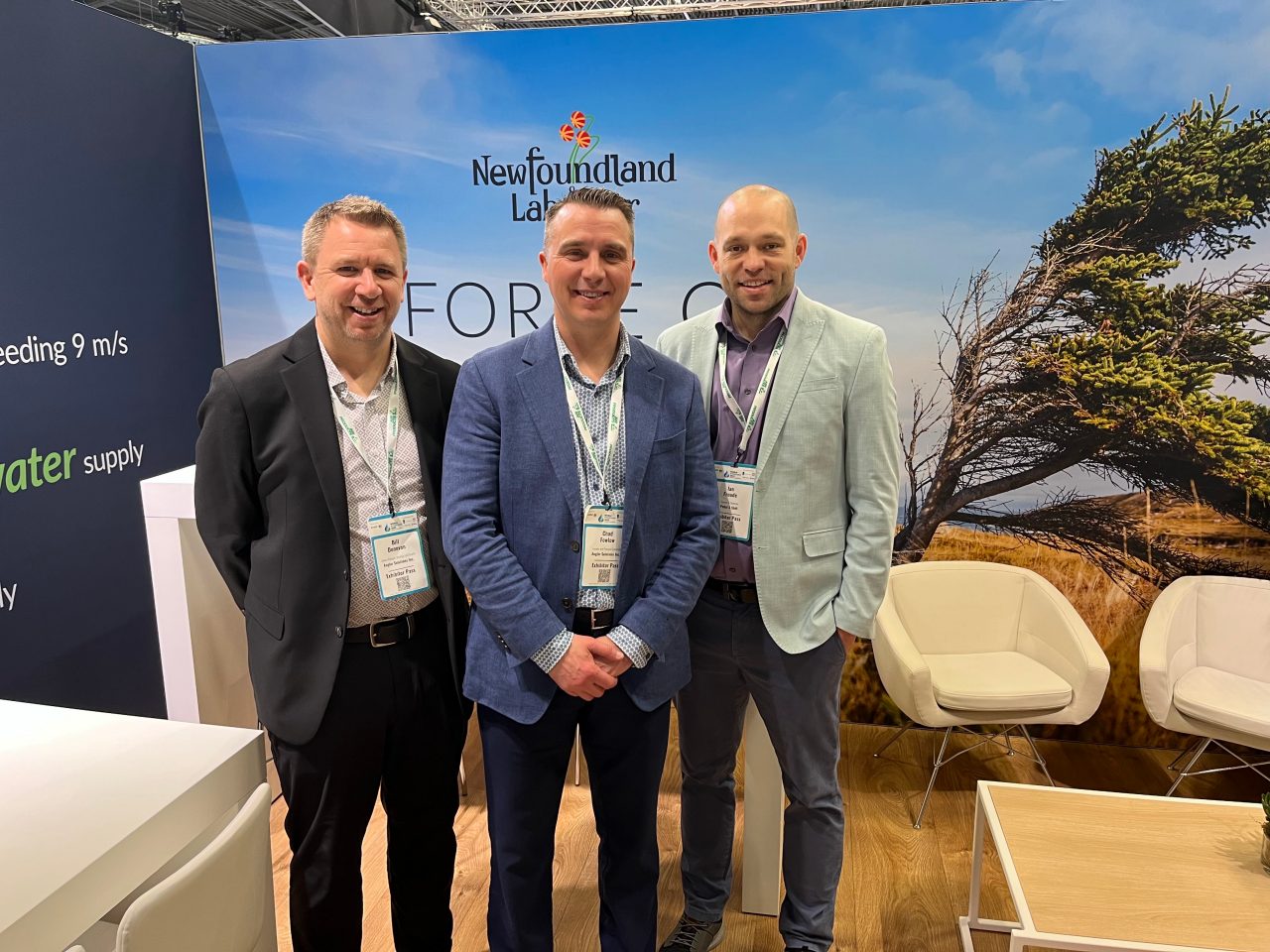 Ian Froude (à droite) avec le client Angler Solutions au pavillon du Canada lors du Sommet mondial de l’hydrogène, organisé par les délégués commerciaux.