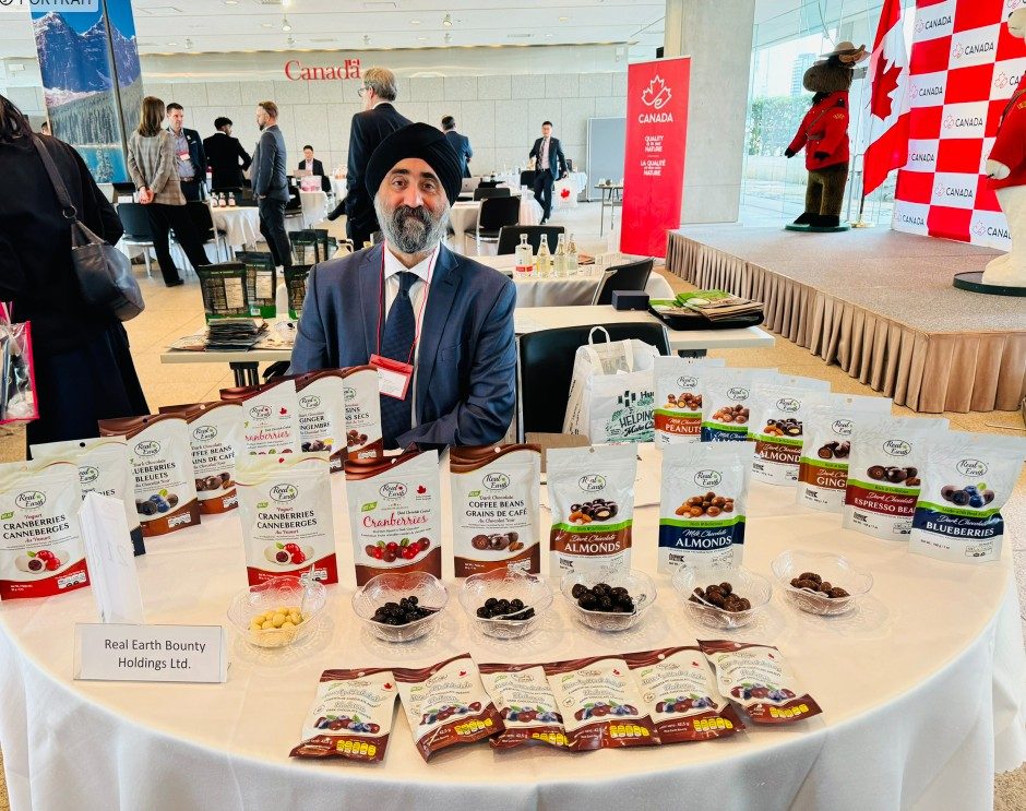 Manny Singh avec des produits Real Earth Bounty à l’ambassade du Canada au Japon.